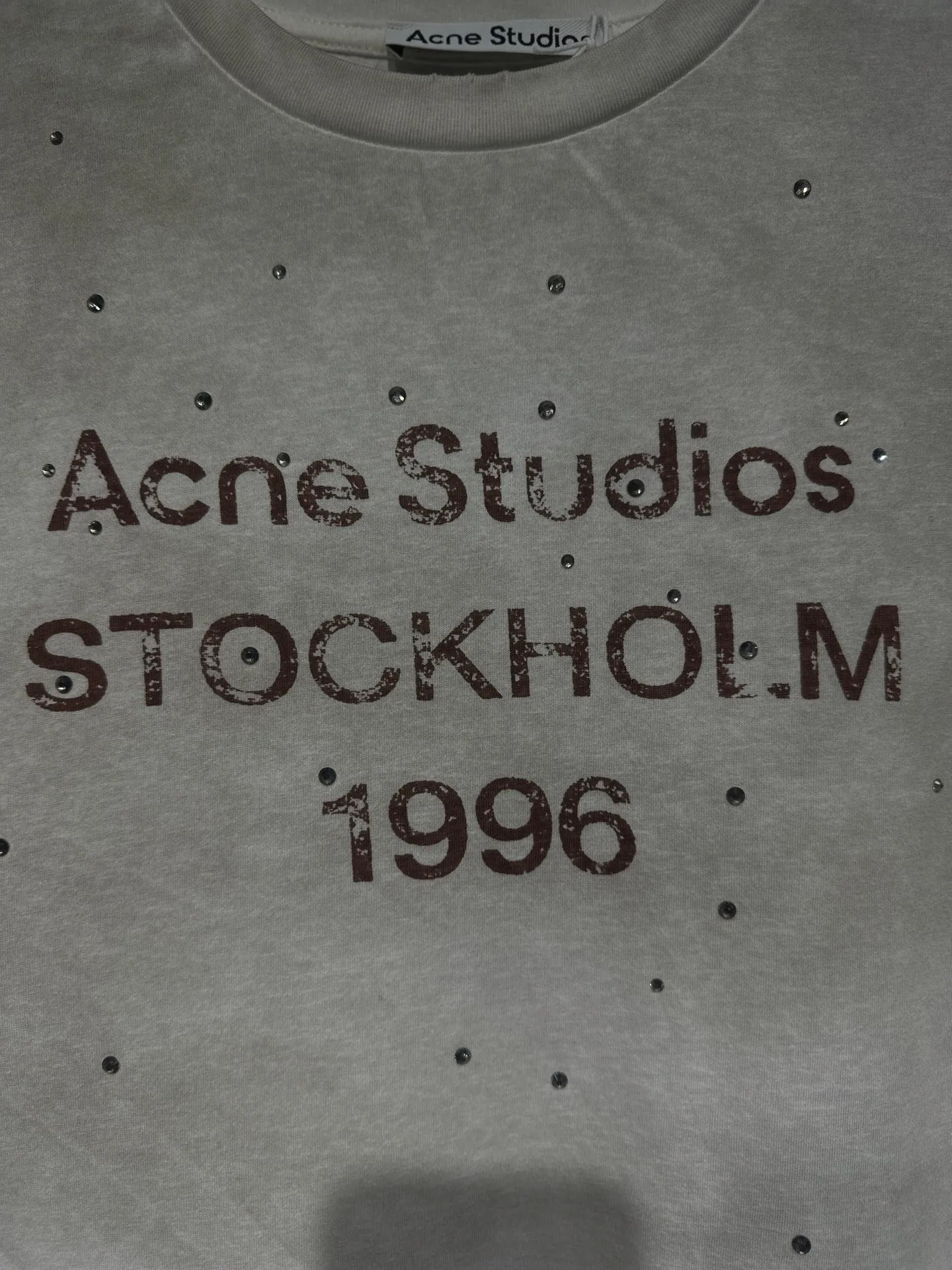 The highest version of Acne Studios long-sleeved Series distressed, dirty and mud-dyed long-sleeved T-shirts. The long-sleeved T-shirts with stir-fried colors and distressed edges are not picky. The snowflake cotton fabric feels soft and smooth and is not easy to wash. The fabric has been processed so it is sturdier than the quality ones in the counter. It can be used as sun protection clothing in summer. The same fabric as the original one is relatively thin. The feel and count are in place. The fried yellowing effect is cool. The printing effect is also in place. Details are online for comparison. 1 color four codes #long sleeve t-shirt # #acne Color: hot diamond white Size: S M LXL